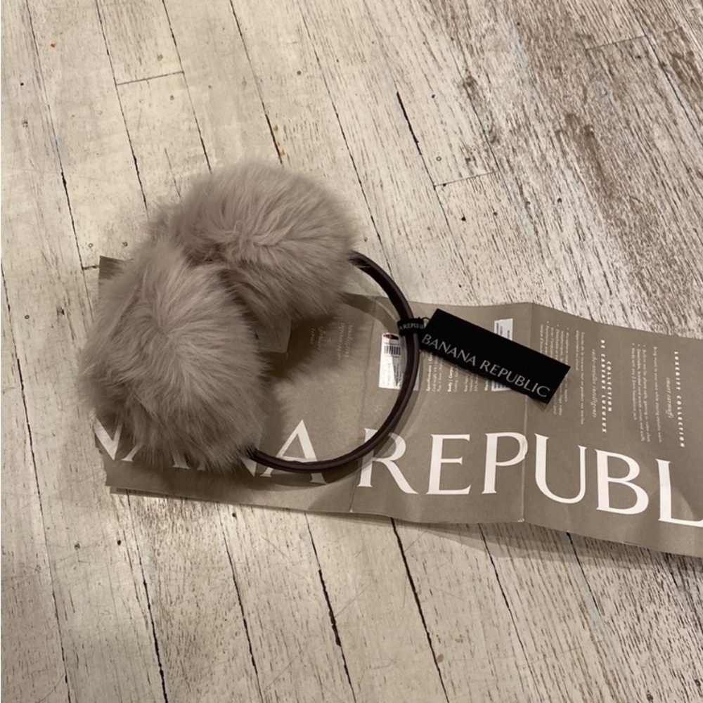 BANANA REPUBLIC Faux fur light grey earmuffs WITH HEADPHONES PORTS
NO CORD - Picture 6 of 8